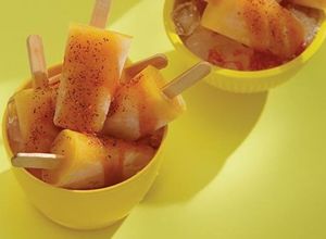 Una foto de Paleta de mango con chamoy 