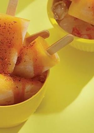 Una foto de Paleta de mango con chamoy 