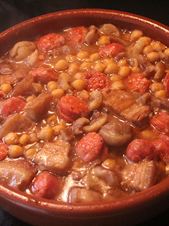 Una foto de Garbanzos con castañas y chorizo