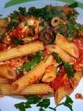 Penne con Merluzzo, Pomodorini Freschi e Olive Nere
