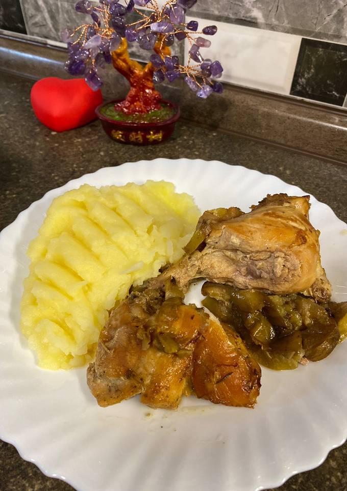 Кролик з яблуками в духовці😋