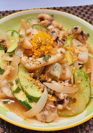 Hình của món Mực xào dưa leo hành tây.