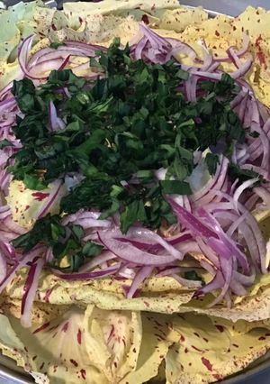 Une photo de Salade castelfranco a l ail des ours et oignon rouge