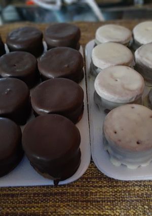 Una foto de Alfajorcitos de dulce de leche con cobertura de chocolate
