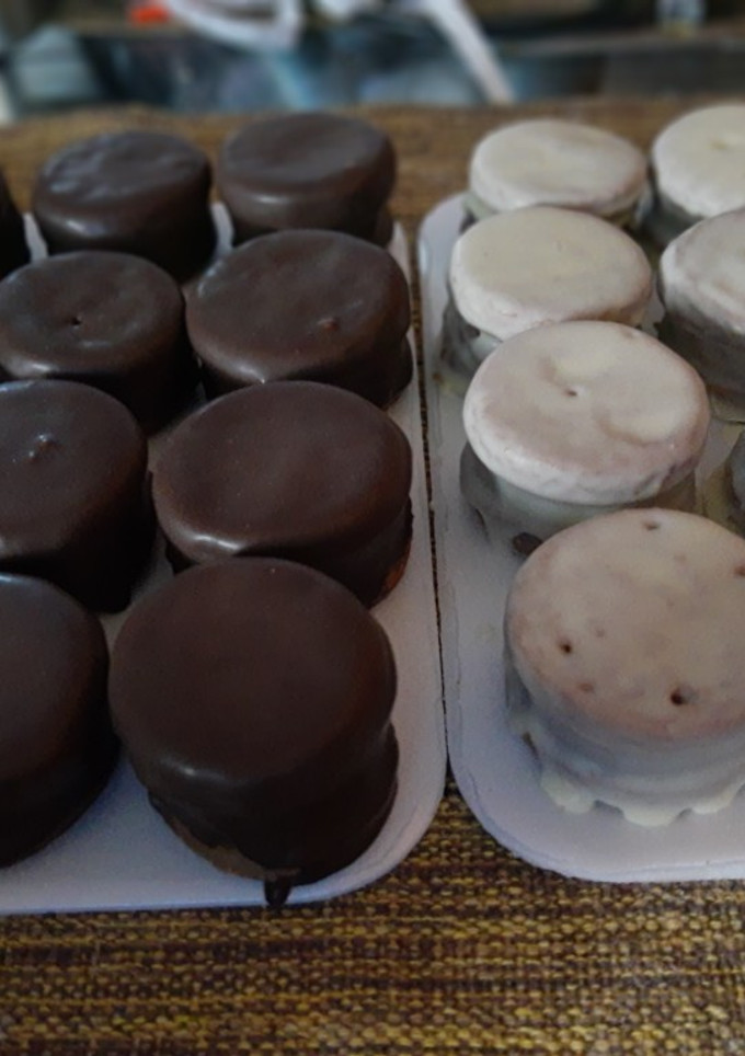 Una foto de Alfajorcitos de dulce de leche con cobertura de chocolate