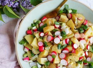 Une photo de Salade de pommes de terre printanière, radis et oignons nouveaux (vegan, sans gluten)
