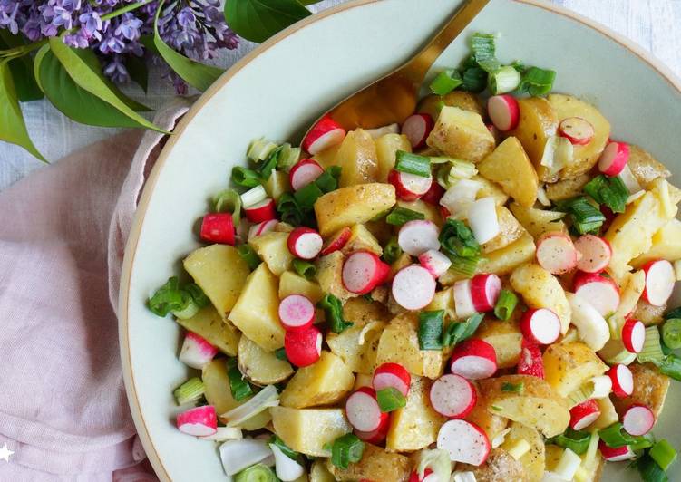 Salade de pommes de terre printanière, radis et oignons nouveaux (vegan, sans gluten)