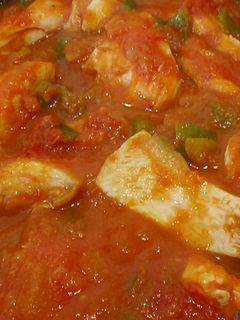 Una foto de Pollo con tomate