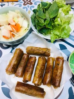 Hình của món Nem rán ăn cùng Dưa góp.