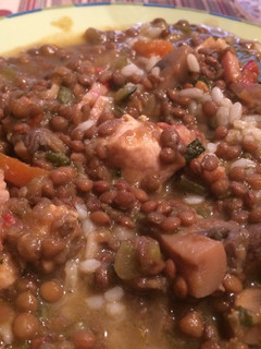 Una foto de Lentejas con verdura, arroz y pollo