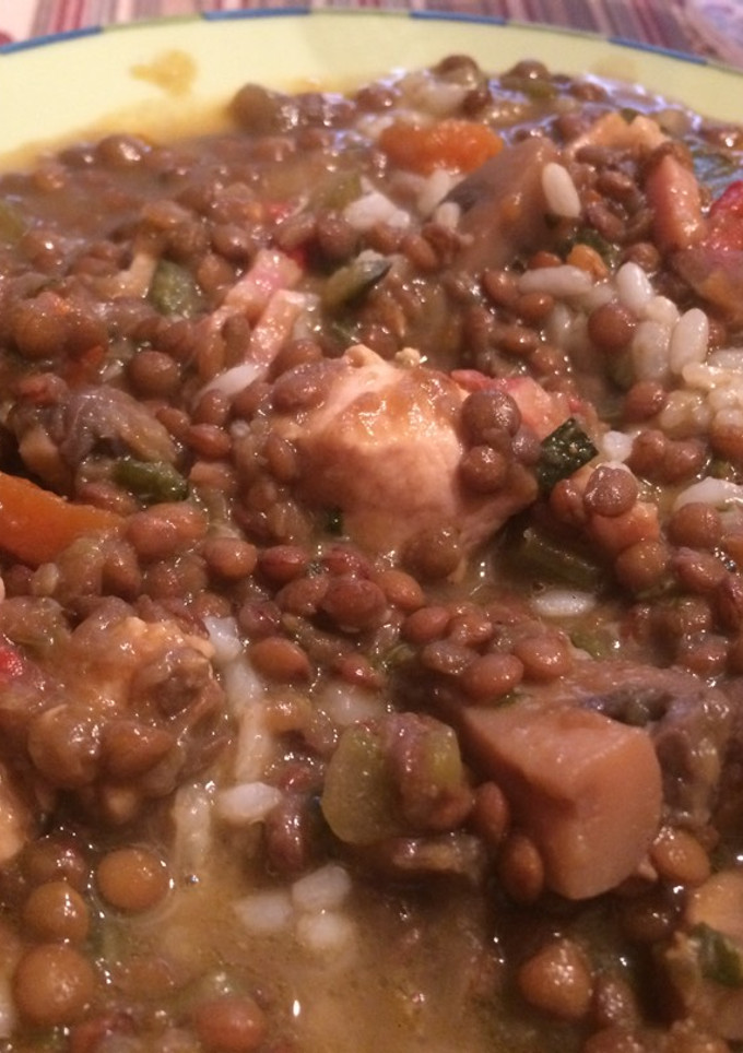 Una foto de Lentejas con verdura, arroz y pollo