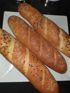 Una foto de Pan relleno con carne picada y verduras