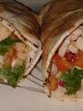 Sandwich de pollo y vegetales con pan árabe