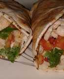 Sandwich de pollo y vegetales con pan árabe