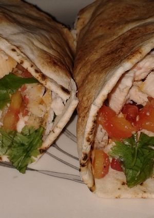 Una foto de Sandwich de pollo y vegetales con pan árabe