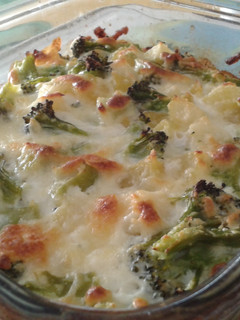 Una foto de Gratinado de brócoli y patatas con queso