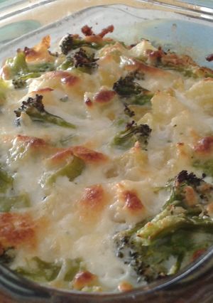 Una foto de Gratinado de brócoli y patatas con queso
