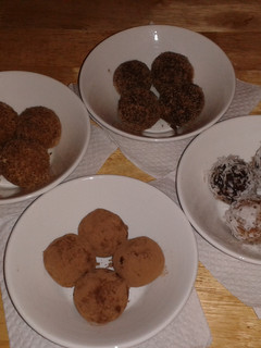 Una foto de Trufas de chocolate y vainilla con coberturas de coco y galleta