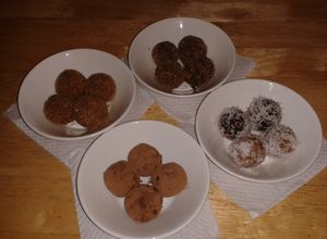 Una foto de Trufas de chocolate y vainilla con coberturas de coco y galleta