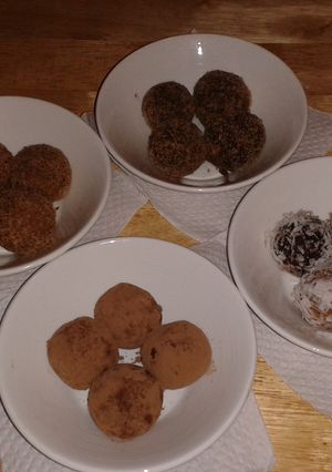 Una foto de Trufas de chocolate y vainilla con coberturas de coco y galleta