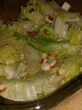 Ensalada de lechuga, queso y almendras con aderezo de miel y mostaza