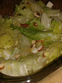 Una foto de Ensalada de lechuga, queso y almendras con aderezo de miel y mostaza