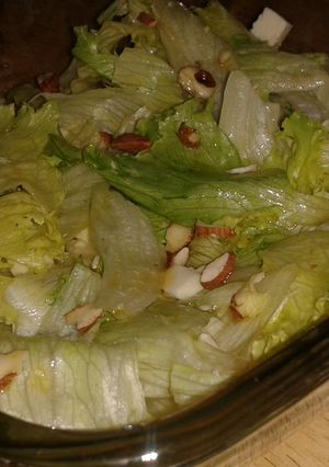 Una foto de Ensalada de lechuga, queso y almendras con aderezo de miel y mostaza