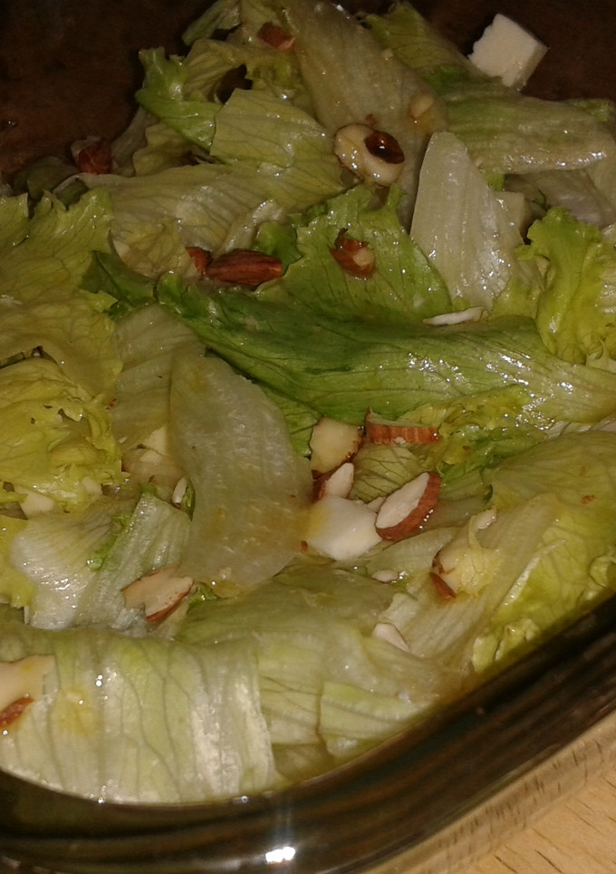 Una foto de Ensalada de lechuga, queso y almendras con aderezo de miel y mostaza