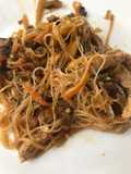 Salteado de verduras con lomo de cerdo y pasta de arroz China