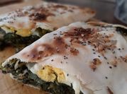 Una foto de tarta de espinaca y queso