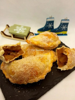 Una foto de Empanadilla rellena de manzana y nueces