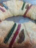 Rosca de reyes rellena de crema y frutas