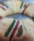 Rosca de reyes rellena de crema y frutas