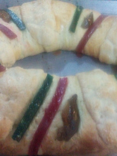 Una foto de Rosca de reyes rellena de crema y frutas