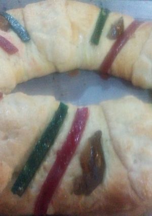 A picture of Rosca de Reyes Filled with Cream and Fruit.
