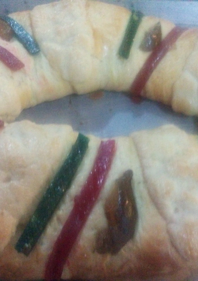 Una foto de Rosca de reyes rellena de crema y frutas