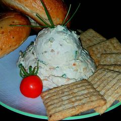 A picture of Mike's Copycat Einsteins Garlic Onion & Herb Spread.