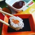Sushi casero sin algas nori de salmón y surimi