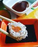 Sushi casero sin algas nori de salmón y surimi
