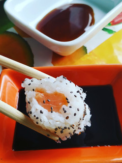 Una foto de Sushi casero sin algas nori de salmón y surimi