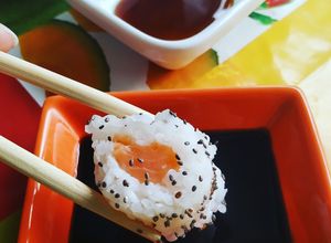 Foto principal de Sushi casero sin algas nori de salmón y surimi