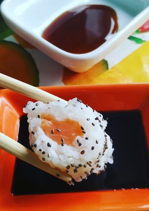 Una foto de Sushi casero sin algas nori de salmón y surimi