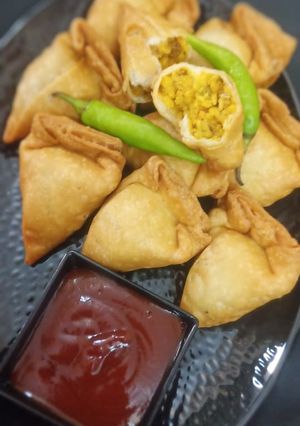 मूंग दाल समोसे (Moong Dal Samose Recipe in Hindi) रेसिपी मुख्य फोटो