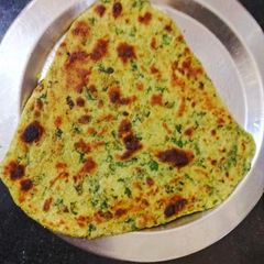 A picture of Bathua paratha.