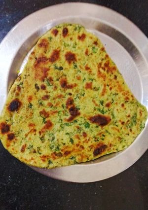A picture of Bathua paratha.
