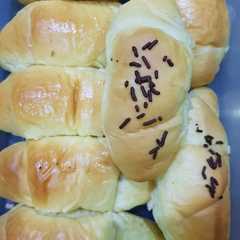 A picture of Roti isi unti kelapa dan isi coklat.