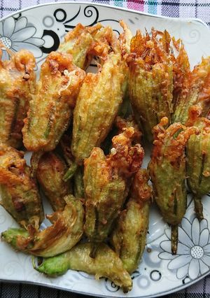 Hình của món Bông bí nhồi thịt chiên giòn.