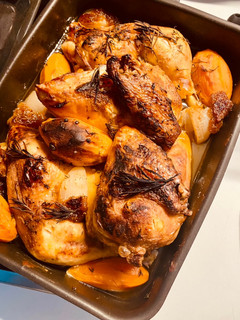 Una foto de Pollo asado con cebollas y boniato