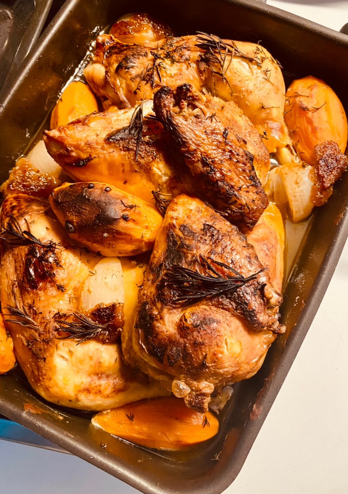 Una foto de Pollo asado con cebollas y boniato