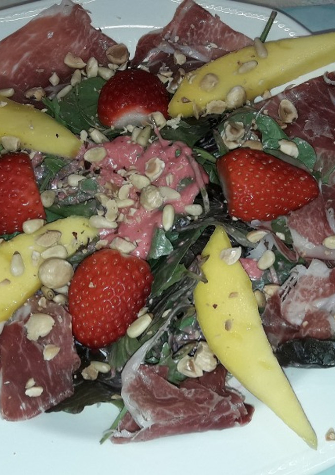 Una foto de Ensaladas variadas con mango, fresas, jamón, frutos seos y vinagreta de frambuesas